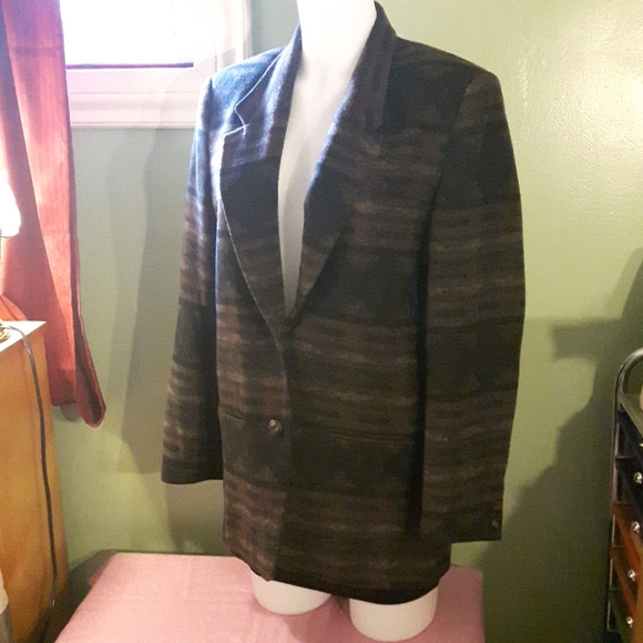Size 5 Emblem wool blend two button up Blazer - Picture 5 of 14